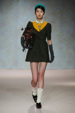 4/58 | SHUSHU/TONG Fall 2025 | Photo: Jiacheng | Courtesy of: SHUSHU/TONG SHUSHU/TONG Fall 2025 | Photo: Jiacheng | Courtesy of: SHUSHU/TONG