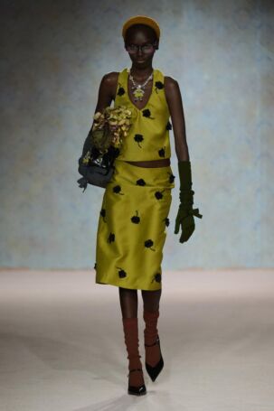 6/58 | SHUSHU/TONG Fall 2025 | Photo: Jiacheng | Courtesy of: SHUSHU/TONG SHUSHU/TONG Fall 2025 | Photo: Jiacheng | Courtesy of: SHUSHU/TONG