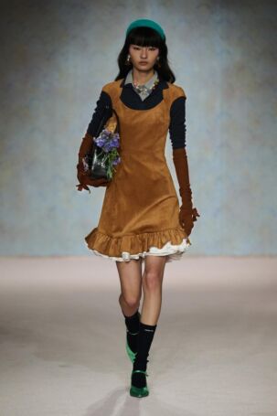 7/58 | SHUSHU/TONG Fall 2025 | Photo: Jiacheng | Courtesy of: SHUSHU/TONG SHUSHU/TONG Fall 2025 | Photo: Jiacheng | Courtesy of: SHUSHU/TONG