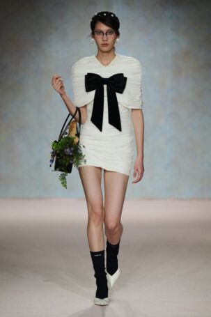 8/58 | SHUSHU/TONG Fall 2025 | Photo: Jiacheng | Courtesy of: SHUSHU/TONG SHUSHU/TONG Fall 2025 | Photo: Jiacheng | Courtesy of: SHUSHU/TONG