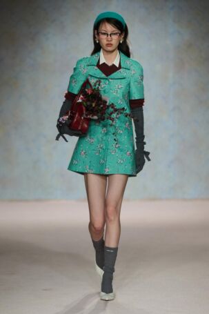9/58 | SHUSHU/TONG Fall 2025 | Photo: Jiacheng | Courtesy of: SHUSHU/TONG SHUSHU/TONG Fall 2025 | Photo: Jiacheng | Courtesy of: SHUSHU/TONG