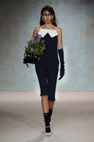 10/58 | SHUSHU/TONG Fall 2025 | Photo: Jiacheng | Courtesy of SHUSHU/TONG SHUSHU/TONG Fall 2025 | Photo: Jiacheng | Courtesy of SHUSHU/TONG