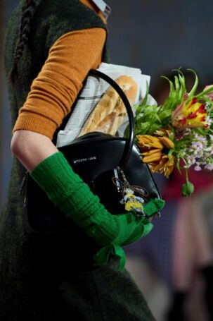 1/99 | Details at SHUSHU/TONG | Fall 2025 | Photo: Jiacheng | Courtesy of SHUSHU/TONG Details at SHUSHU/TONG | Fall 2025 | Photo: Jiacheng | Courtesy of SHUSHU/TONG