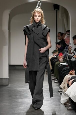 10/41 | HARUNOBUMURATA | Fall 2025 | Courtesy of HARUNOBUMURATA HARUNOBUMURATA | Fall 2025 | Courtesy of HARUNOBUMURATA