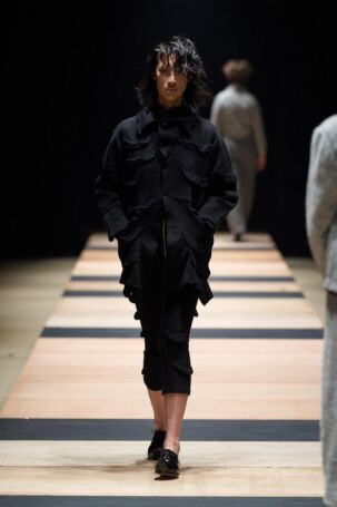 10/33 | pillings Fall 2025 | Photo Credit: JFWO Japan Fashion Week Organization pillings Fall 2025 | Photo Credit: JFWO Japan Fashion Week Organization