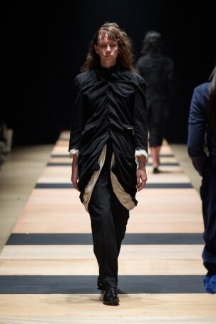 12/33 | pillings Fall 2025 | Photo Credit: JFWO Japan Fashion Week Organization pillings Fall 2025 | Photo Credit: JFWO Japan Fashion Week Organization
