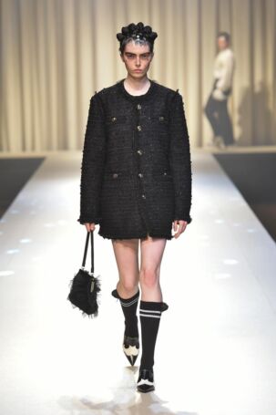 1/40 | VIVIANO Fall 2025 | Photo Credit: JFWO Japan Fashion Week Organization VIVIANO Fall 2025 | Photo Credit: JFWO Japan Fashion Week Organization