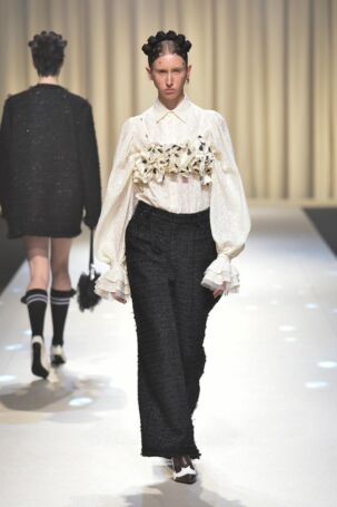 2/40 | VIVIANO Fall 2025 | Photo Credit: JFWO Japan Fashion Week Organization VIVIANO Fall 2025 | Photo Credit: JFWO Japan Fashion Week Organization