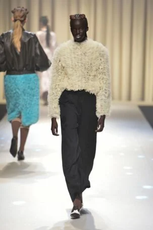 7/40 | VIVIANO Fall 2025 | Photo Credit: JFWO Japan Fashion Week Organization VIVIANO Fall 2025 | Photo Credit: JFWO Japan Fashion Week Organization