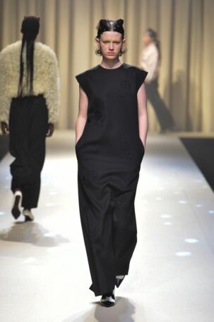 8/40 | VIVIANO Fall 2025 | Photo Credit: JFWO Japan Fashion Week Organization VIVIANO Fall 2025 | Photo Credit: JFWO Japan Fashion Week Organization