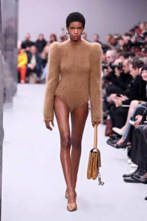 1/48 | Acne Studios Fall 2025 | Photo: NOWFASHION.com Acne Studios Fall 2025 | Photo: NOWFASHION.com