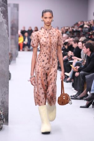 2/48 | Acne Studios Fall 2025 | Photo: NOWFASHION.com Acne Studios Fall 2025 | Photo: NOWFASHION.com