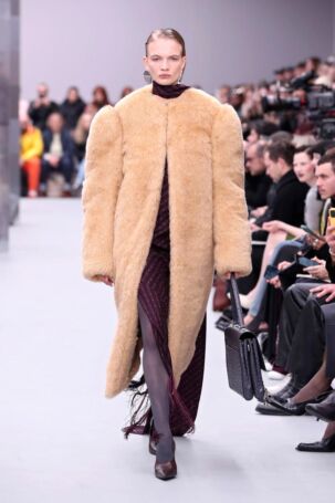3/48 | Acne Studios Fall 2025 | Photo: NOWFASHION.com Acne Studios Fall 2025 | Photo: NOWFASHION.com