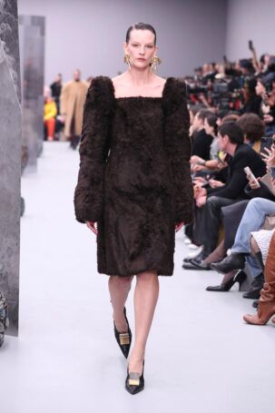 6/48 | Acne Studios Fall 2025 | Photo: NOWFASHION.com Acne Studios Fall 2025 | Photo: NOWFASHION.com