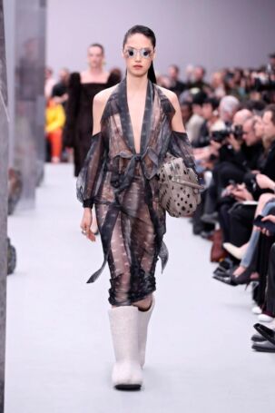 10/48 | Acne Studios Fall 2025 | Photo: NOWFASHION.com Acne Studios Fall 2025 | Photo: NOWFASHION.com