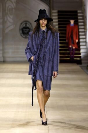 1/57 | Andreas Kronthaler for Vivienne Westwood Fall 2025 | Photo: NOWFASHION.com Andreas Kronthaler for Vivienne Westwood Fall 2025 | Photo: NOWFASHION.com