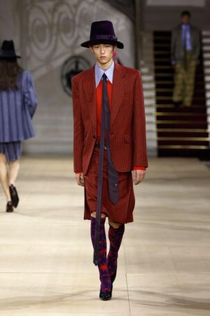 3/57 | Andreas Kronthaler for Vivienne Westwood Fall 2025 | Photo: NOWFASHION.com Andreas Kronthaler for Vivienne Westwood Fall 2025 | Photo: NOWFASHION.com