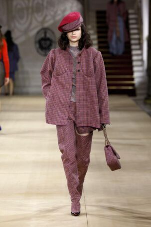 4/57 | Andreas Kronthaler for Vivienne Westwood Fall 2025 | Photo: NOWFASHION.com Andreas Kronthaler for Vivienne Westwood Fall 2025 | Photo: NOWFASHION.com
