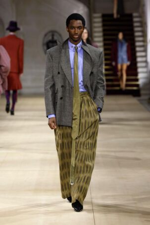 5/57 | Andreas Kronthaler for Vivienne Westwood Fall 2025 | Photo: NOWFASHION.com Andreas Kronthaler for Vivienne Westwood Fall 2025 | Photo: NOWFASHION.com