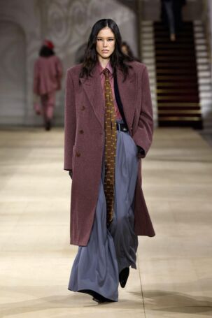 6/57 | Andreas Kronthaler for Vivienne Westwood Fall 2025 | Photo: NOWFASHION.com Andreas Kronthaler for Vivienne Westwood Fall 2025 | Photo: NOWFASHION.com