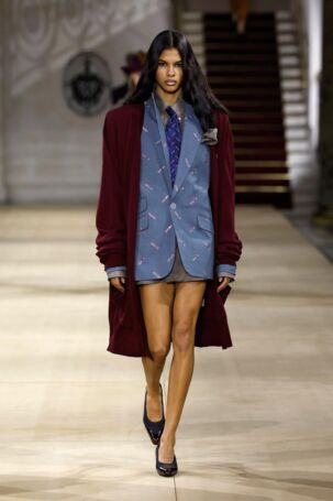 7/57 | Andreas Kronthaler for Vivienne Westwood Fall 2025 | Photo: NOWFASHION.com Andreas Kronthaler for Vivienne Westwood Fall 2025 | Photo: NOWFASHION.com