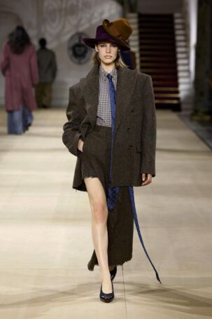 8/57 | Andreas Kronthaler for Vivienne Westwood Fall 2025 | Photo: NOWFASHION.com Andreas Kronthaler for Vivienne Westwood Fall 2025 | Photo: NOWFASHION.com