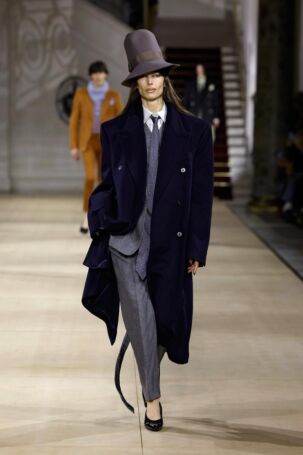 9/57 | Andreas Kronthaler for Vivienne Westwood Fall 2025 | Photo: NOWFASHION.com Andreas Kronthaler for Vivienne Westwood Fall 2025 | Photo: NOWFASHION.com
