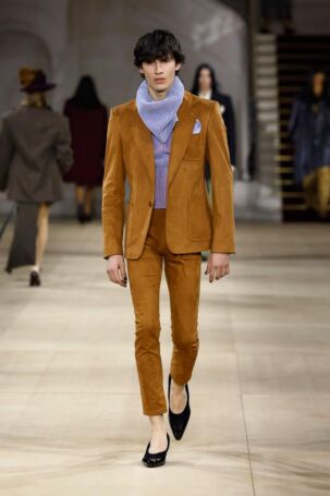 10/57 | Andreas Kronthaler for Vivienne Westwood Fall 2025 | Photo: NOWFASHION.com Andreas Kronthaler for Vivienne Westwood Fall 2025 | Photo: NOWFASHION.com