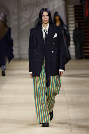 11/57 | Andreas Kronthaler for Vivienne Westwood Fall 2025 | Photo: NOWFASHION.com Andreas Kronthaler for Vivienne Westwood Fall 2025 | Photo: NOWFASHION.com