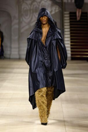 12/57 | Andreas Kronthaler for Vivienne Westwood Fall 2025 | Photo: NOWFASHION.com Andreas Kronthaler for Vivienne Westwood Fall 2025 | Photo: NOWFASHION.com