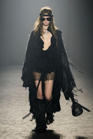 1/36 | Ann Demeulemeester Fall 2025 | Photo: NOWFASHION.com Ann Demeulemeester Fall 2025 | Photo: NOWFASHION.com
