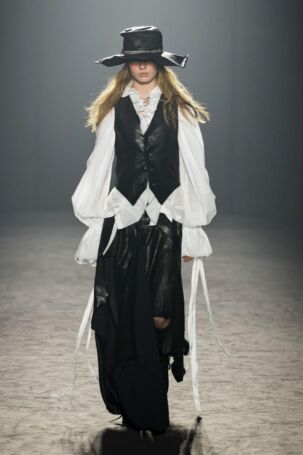 2/36 | Ann Demeulemeester Fall 2025 | Photo: NOWFASHION.com Ann Demeulemeester Fall 2025 | Photo: NOWFASHION.com