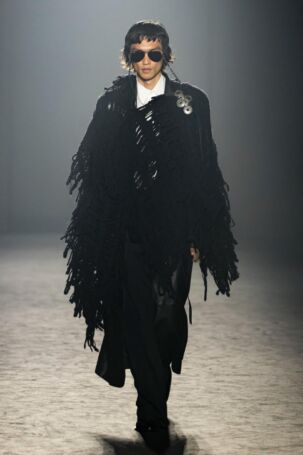 3/36 | Ann Demeulemeester Fall 2025 | Photo: NOWFASHION.com Ann Demeulemeester Fall 2025 | Photo: NOWFASHION.com