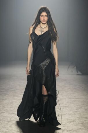 4/36 | Ann Demeulemeester Fall 2025 | Photo: NOWFASHION.com Ann Demeulemeester Fall 2025 | Photo: NOWFASHION.com