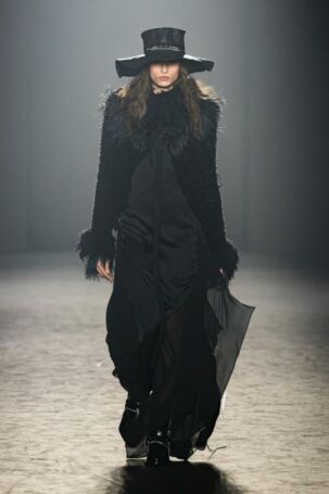 5/36 | Ann Demeulemeester Fall 2025 | Photo: NOWFASHION.com Ann Demeulemeester Fall 2025 | Photo: NOWFASHION.com