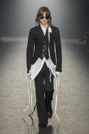 6/36 | Ann Demeulemeester Fall 2025 | Photo: NOWFASHION.com Ann Demeulemeester Fall 2025 | Photo: NOWFASHION.com