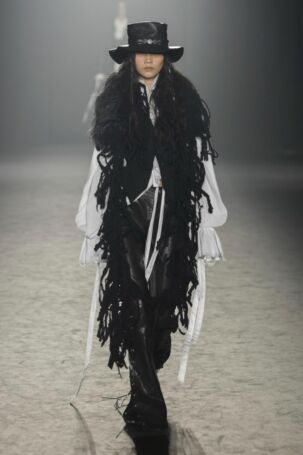 7/36 | Ann Demeulemeester Fall 2025 | Photo: NOWFASHION.com Ann Demeulemeester Fall 2025 | Photo: NOWFASHION.com