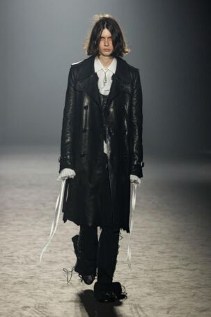 8/36 | Ann Demeulemeester Fall 2025 | Photo: NOWFASHION.com Ann Demeulemeester Fall 2025 | Photo: NOWFASHION.com