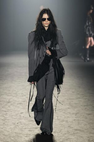 11/36 | Ann Demeulemeester Fall 2025 | Photo: NOWFASHION.com Ann Demeulemeester Fall 2025 | Photo: NOWFASHION.com