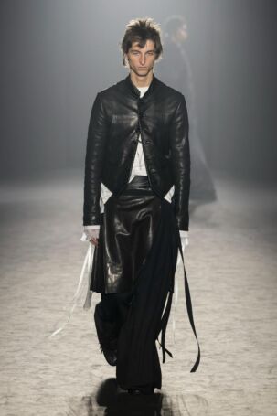 12/36 | Ann Demeulemeester Fall 2025 | Photo: NOWFASHION.com Ann Demeulemeester Fall 2025 | Photo: NOWFASHION.com