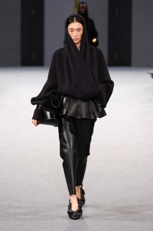 1/52 | Balmain Fall 2025 | Photo: NOWFASHION.com Balmain Fall 2025 | Photo: NOWFASHION.com