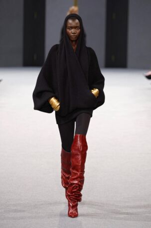 2/52 | Balmain Fall 2025 | Photo: NOWFASHION.com Balmain Fall 2025 | Photo: NOWFASHION.com
