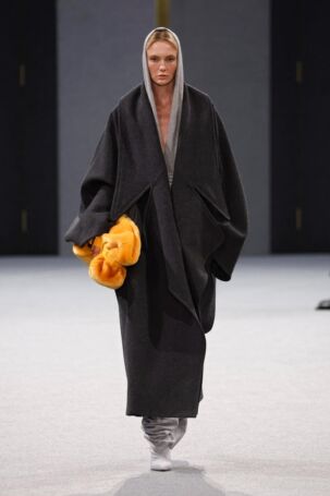 4/52 | Balmain Fall 2025 | Photo: NOWFASHION.com Balmain Fall 2025 | Photo: NOWFASHION.com