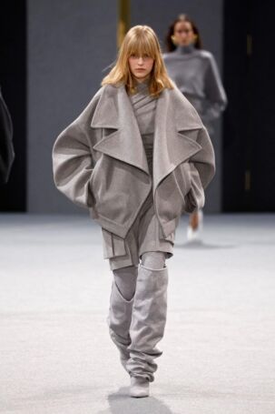 9/52 | Balmain Fall 2025 | Photo: NOWFASHION.com Balmain Fall 2025 | Photo: NOWFASHION.com
