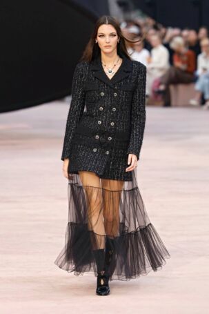 1/72 | Chanel Fall 2025 | Photo: NOWFASHION.com Chanel Fall 2025 | Photo: NOWFASHION.com
