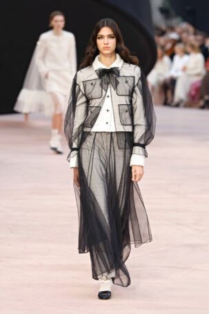 2/72 | Chanel Fall 2025 | Photo: NOWFASHION.com Chanel Fall 2025 | Photo: NOWFASHION.com