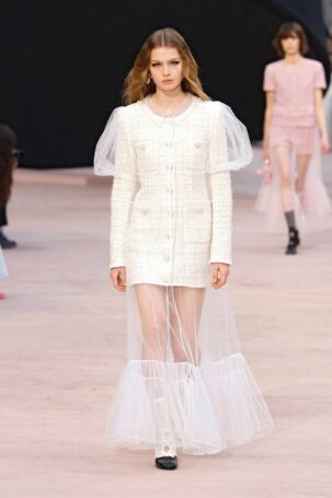 5/72 | Chanel Fall 2025 | Photo: NOWFASHION.com Chanel Fall 2025 | Photo: NOWFASHION.com