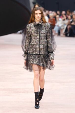 8/72 | Chanel Fall 2025 | Photo: NOWFASHION.com Chanel Fall 2025 | Photo: NOWFASHION.com