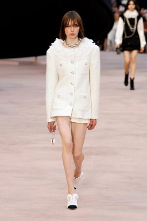 12/72 | Chanel Fall 2025 | Photo: NOWFASHION.com Chanel Fall 2025 | Photo: NOWFASHION.com