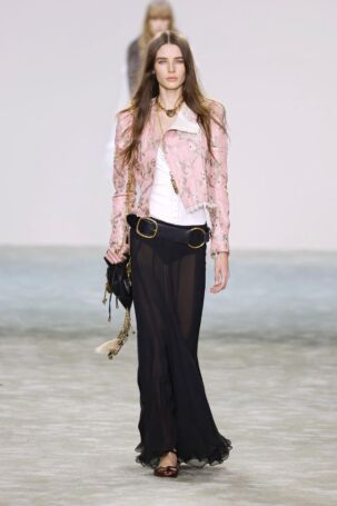 1/50 | Chloé Fall 2025 | Photo: NOWFASHION.com Chloé Fall 2025 | Photo: NOWFASHION.com
